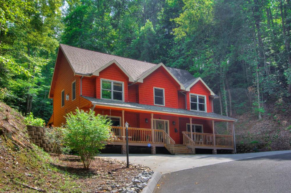 Gorgeous "Country Roads" by HoneyBearCabins 4BR 4BA, next to pool, easy drive, main strip location!